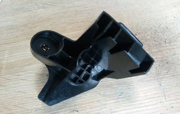Rear bumper mounting bracket