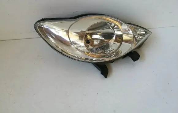 Peugeot 107 Headlight/headlamp 811100H030 89033104