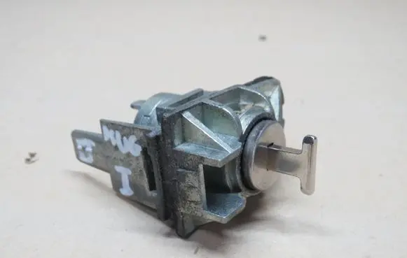 Ford Kuga II Front door lock (next to the handle) 