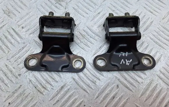 Toyota Avensis T270 Tailgate/trunk/boot hinge 6881005030 36103210