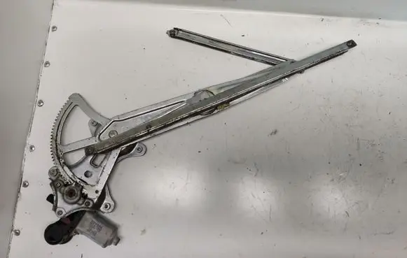 Toyota Corolla E120 E130 Front door window regulator with motor