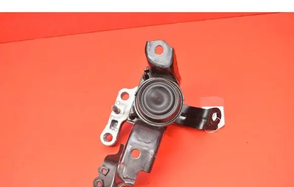 Engine mount vacuum valve