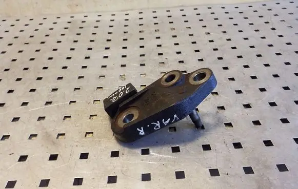 Toyota Corolla Verso E121 Engine mounting bracket
