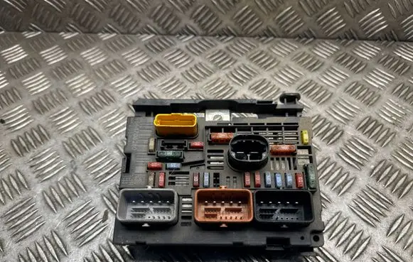 Peugeot 308 Fuse module 9664706280