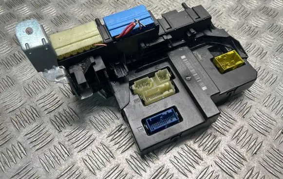 Mercedes-Benz C W204 Fuse module 2045451869 2044423600 2045456832