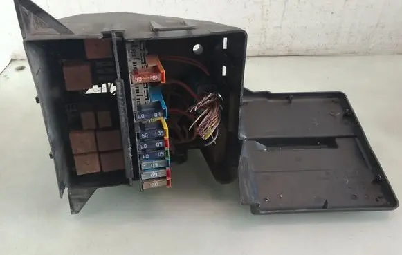 Renault Trafic II (X83) Fuse module 91165778
