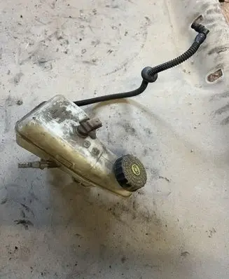 Brake fluid reservoir