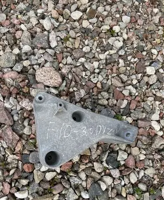 BMW 5 F10 F11 Engine mounting bracket 6786691