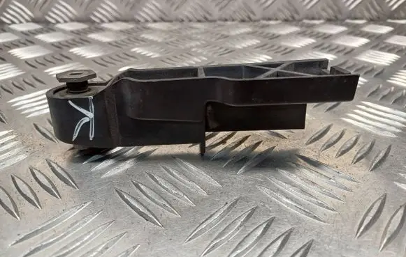 Front bumper mounting bracket