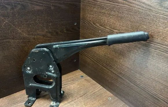 Handbrake/parking brake lever assembly