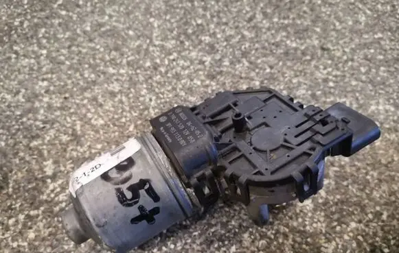 Volkswagen PASSAT B5.5 Wiper motor 0390241528 3B1955113D