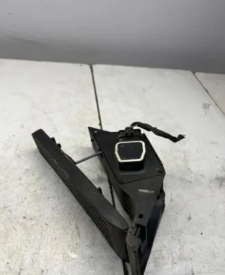 Mercedes-Benz C W204 Accelerator throttle pedal A2043000004 220611 2033