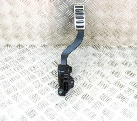 Accelerator throttle pedal