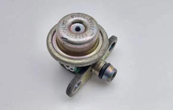 Toyota Avensis T220 Fuel pressure regulator 2320716040