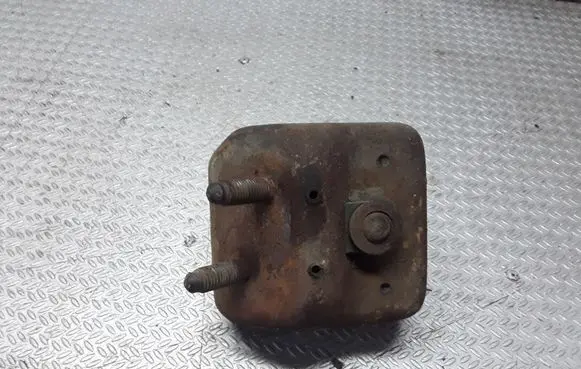 Ford Explorer Engine mount bracket