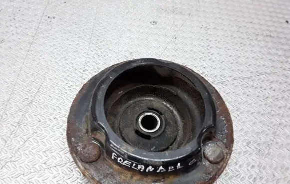 Land Rover Freelander Rear coil spring rubber mount 