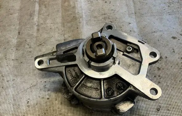 Mercedes-Benz E W211 Vacuum pump A6422300165