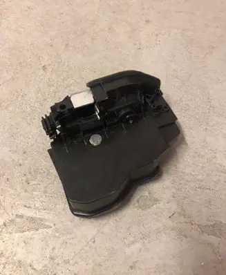 BMW X3 F25 Front door lock 7318424