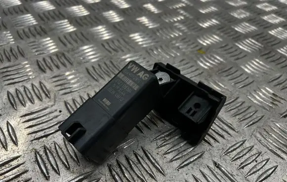 Skoda Octavia Mk2 (1Z) Glow plug pre-heat relay 038907281D 0522120504 5193146