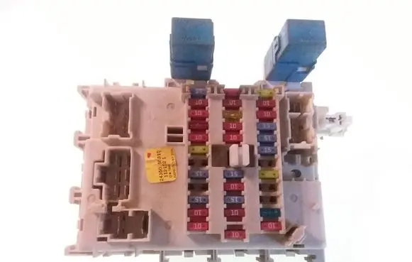Nissan Almera N16 Fuse module 243505M310