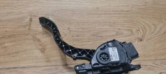 Volvo V70 Accelerator throttle pedal 6G929F836AD