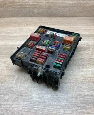 Volkswagen Golf V Fuse module 1K0937124H