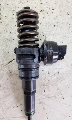Volkswagen PASSAT B5.5 Fuel injector 038130073AR