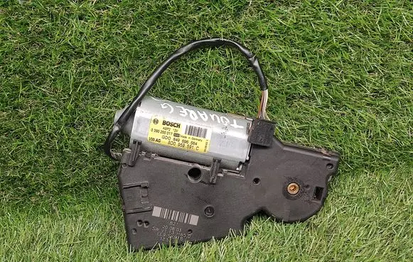 Volkswagen Touareg I Sunroof motor/actuator 8D0959591C 0390200017