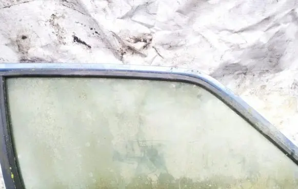 Ford Escort Front door window glass four-door