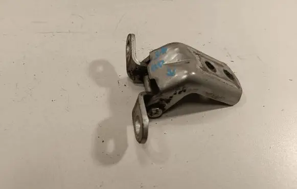 Nissan Qashqai+2 Rear door lower hinge ES03