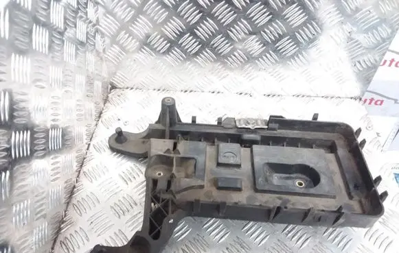 Volkswagen PASSAT B6 Battery tray 1K0915333C