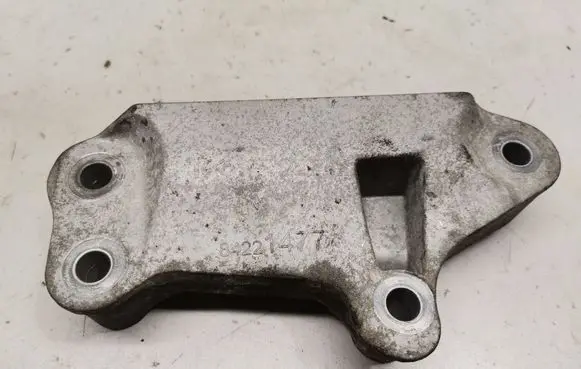 Opel Insignia B Engine mounting bracket 84221477