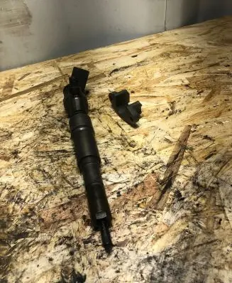 BMW 5 E60 E61 Fuel injector 7793836