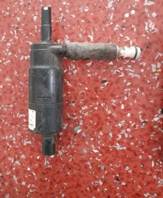 Volkswagen PASSAT B5 Headlight washer pump 3B0955681A