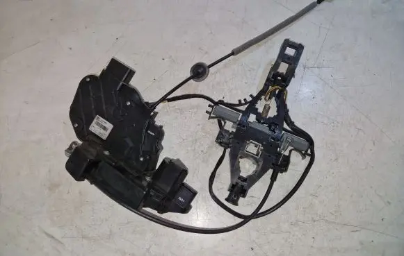 Volvo XC70 Front door lock 31253669