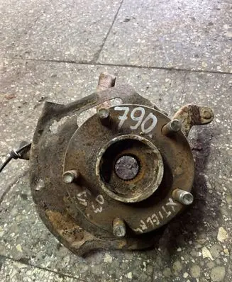 Nissan X-Trail T30 Front wheel hub
