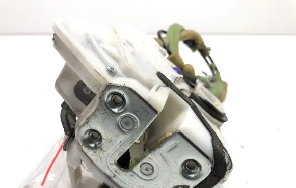 Mazda 3 II Front door lock 