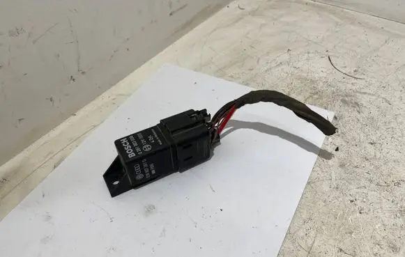 Skoda Octavia Mk2 (1Z) Glow plug pre-heat relay 038907281D