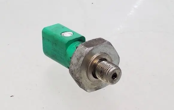 Volkswagen Golf IV Oil pressure sensor 04l919081