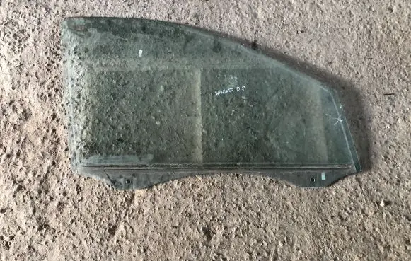 KIA Sorento Front door window glass four-door