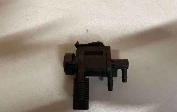 Volkswagen PASSAT B6 Vacuum valve 1J0906283B