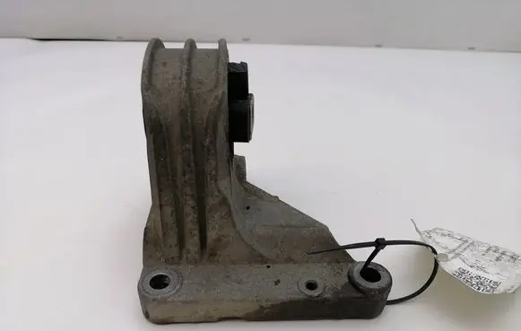 Volvo S60 Engine mount bracket 8623927