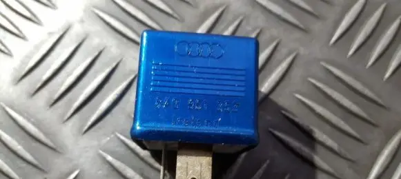 Volkswagen PASSAT B5.5 Other relay 8a0951253 899587