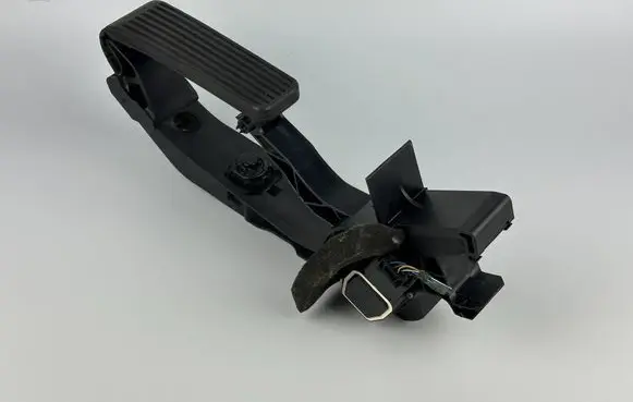 Mercedes-Benz E W211 Accelerator throttle pedal A2113000604 A2113010001