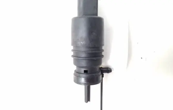 Volkswagen PASSAT B5 Windscreen/windshield washer pump 1J5965651