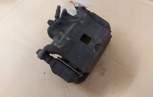 Nissan Juke I F15 Front brake caliper