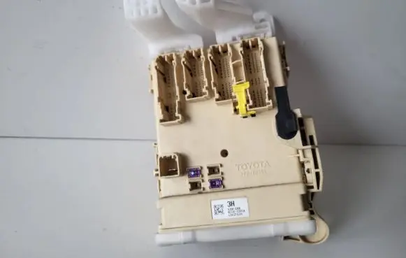 Toyota Auris E180 Fuse module 8273012X70A