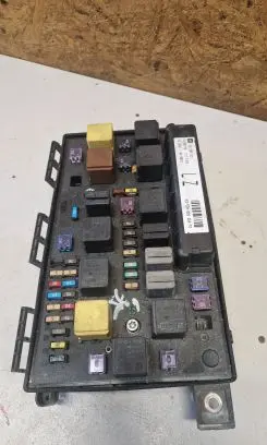 Opel Zafira B Fuse module 13285621