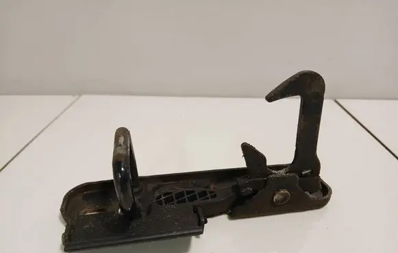 Volkswagen PASSAT B7 Engine bonnet/hood lock/latch loop/hook 1K0823480