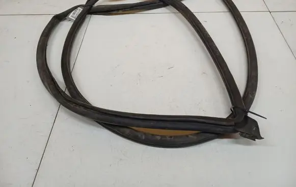 Volkswagen Touareg I Rubber seal front coupe door